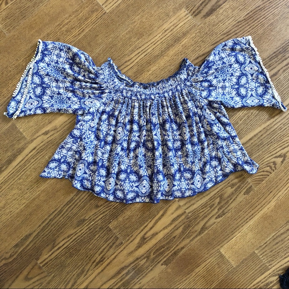 A&F OFF THE SHOULDER TOP